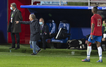 Javier Clemente dirige a sus jugadores desde el banquillo de Ipurua. (Raúl BOGAJO/FOKU)