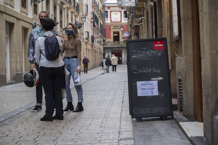 Un establecimiento hostelero de Donostia donde ofrecen comida para llevar. (Juan Carlos RUIZ/FOKU)