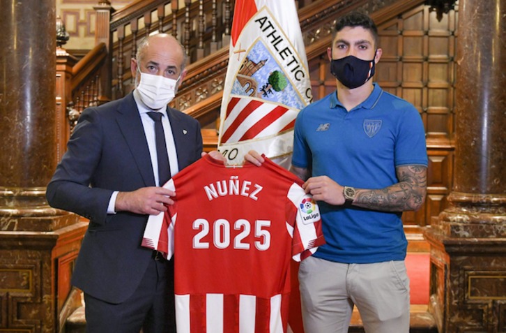 Nuñez con Elizegi tras firmar la renovación. (@AthleticClub)