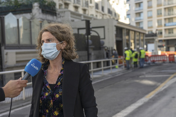 La portavoz de EH Bildu, Reyes Carrere, se ha acercado a ver el socavón de la calle Zubieta. (Andoni CANELLADA/FOKU)