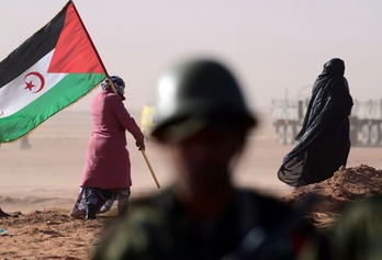 Foto de archivo en la que una mujer sostiene una bandera del Frente Polisario. (Farouk BATICHE/AFP) 