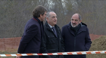 Arriola y Martínez de Cabredo, junto al alcalde de Gasteiz cuando estaba al frente de URA. (IREKIA)