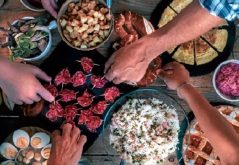 La mesa, ese espacio que siempre ha unido a las personas. (GETTY IMAGES)