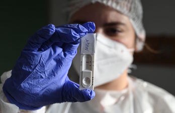 Una sanitaria francesa con un test de antígenos. (Pascal GUYOT | AFP)