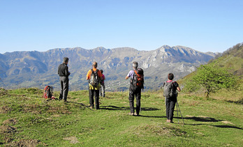 La ruta alcanza el Pico Urkieta, a través del barranco Basabe.