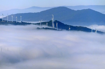 El parque eólico de Erreniega emerge entre la niebla. (Iñigo URIZ | FOKU)