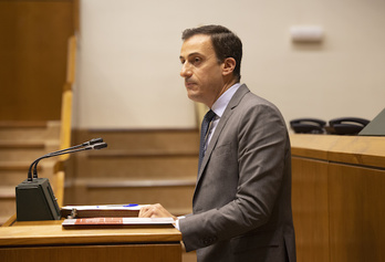 El parlamentario del PSE Ekain Rico en una intervención anterior en el Parlamento. (Raúl BOGAJO/FOKU)