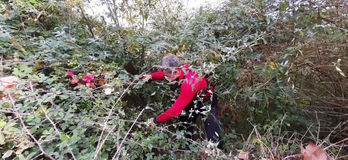 Un agente de la Ertzaintza inspecciona las inmediaciones del lugar en el que se han hallado los restos. (ERTZAINTZA)