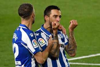 Joselu celebra el segundo tanto del partido. (Pierre-Philippe MARCOU / AFP)