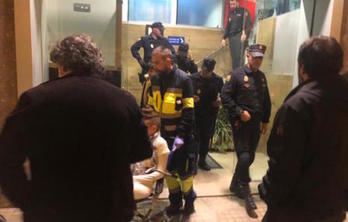 Imagen de archivo de la menor herida siendo traslada desde la comisaría de Chinchilla al hospital.