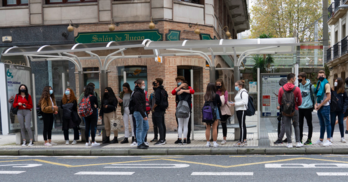 Un 87,5% de los jóvenes considera que el transporte público es un espacio de alto risego de contagio. (Gorka RUBIO / FOKU)