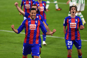 Burgos celebra su gol, que colocaba el 0-2 en el marcador, seguido por sus compañeros. (Rafael T.R./LOF)