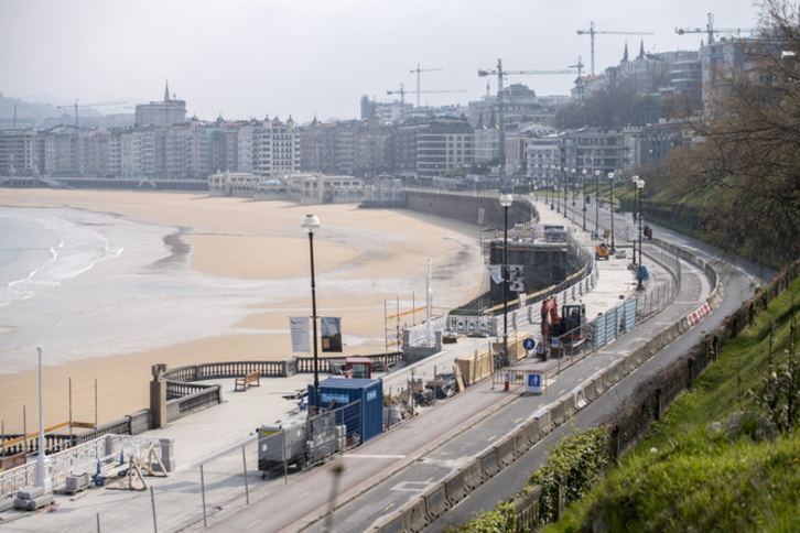 Las últimas obras realizadas en el paseo de La Concha redujeron el espacio para los vehículos a motor. (Juan Carlos RUIZ / FOKU)