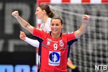 La jugadora noruega Nora Mørk en el último partido de preparación frente a Dinamarca (29-26). (NTB)