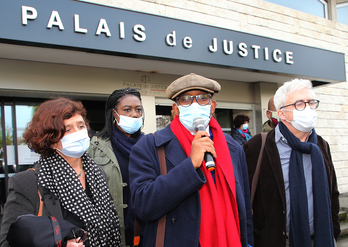 Karfa Sira Diallo se dirige a los medios antes de entrar al tribunal, hoy 3 de diciembre, en Baiona. (Bob EDME)