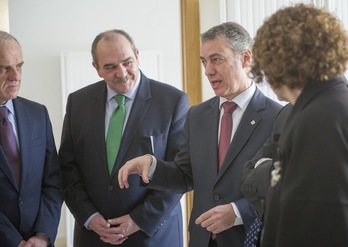 Erezuma atiende las palabras del lehendakari en la inauguración del centro de salud de Alonsotegi. (Marisol RAMIREZ/FOKU)