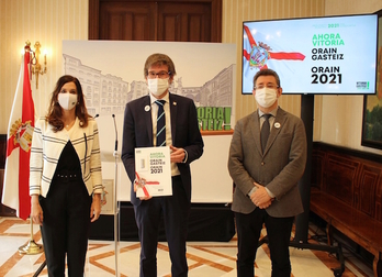 Etxeberria, Urtaran y Gurtubay en la presentación de las cuentas. (AYUNTAMIENTO DE VITORIA-GASTEIZ)