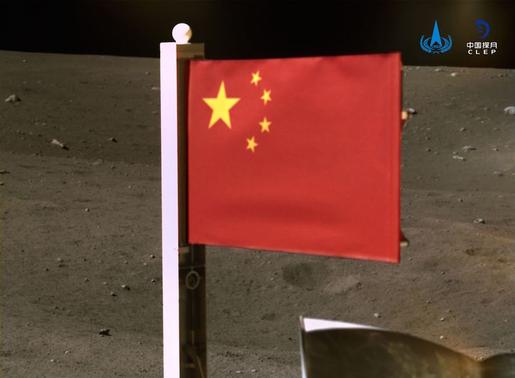 La nave Chang'e-5 dejó la bandera china en el lugar de su misión. (AFP)