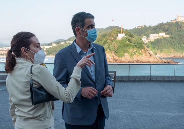 La escultora Cristina Iglesias junto al alcalde de Donostia, Eneko Goia. (Jon URBE I FOKU)