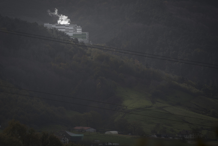 Vista de la incineradora de Zubieta desde Usurbil. (Gorka RUBIO/FOKU)