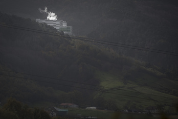 Vista de la incineradora de Zubieta desde Usurbil. (Gorka RUBIO/FOKU)