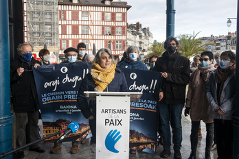 Anaiz Funosas Bake Bideako lehendakariak «giza kate argitsua» aurketzu du Baionan. Guillaume FAUBEAU