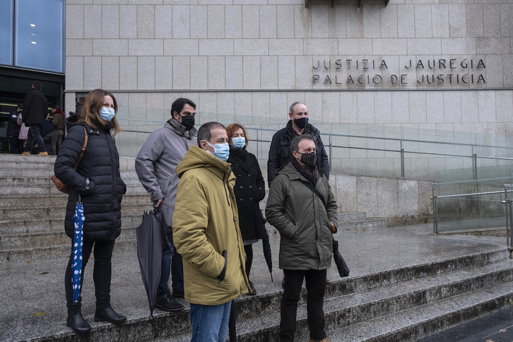 Allegados de Asier Niebla y representantes de la acusación popular, al inicio del juicio. (Jon URBE / FOKU)