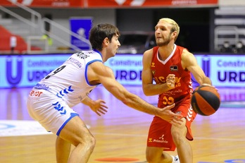 Mikel Motos trata de frenar a Frankamp. El escolta donostiarra ha tenido un impacto muy positivo en la defensa de Gipuzkoa Basket. (J. BERNAL / ACB PHOTO)