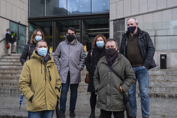 Allegados de Asier Niebla y representantes de la acusación popular, antes de la primera sesión. (Jon URBE / FOKU)