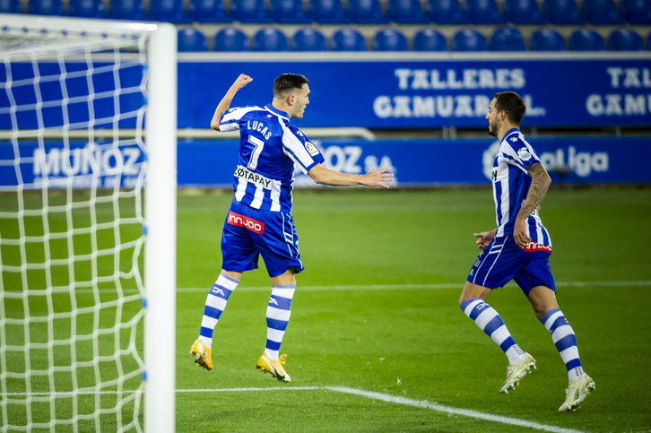 Lucas Pérez celebra un gol marcado al Valencia mientras Joselu se acerca para darle la enhorabuena. (Jaizki FONTANEDA / FOKU)
