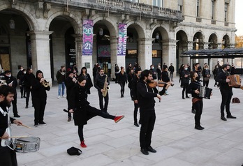 Baionan azaroaren 28an kulturgileek egin zuten protesta. (BOB EDME)