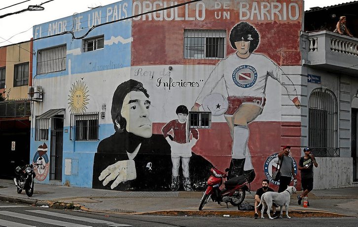 Maradonaren omenezko murala Buenos Airesko La Paternal auzoan. (Alejandro PAGNI/AFP)