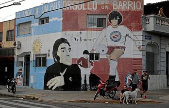 Maradonaren omenezko murala Buenos Airesko La Paternal auzoan. (Alejandro PAGNI | AFP)