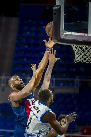 Gipuzkoa Basket errebote lanetan fin badabil, aukeraren bat izango du Andorraren aurka. (Jaizki FONTANEDA / FOKU)