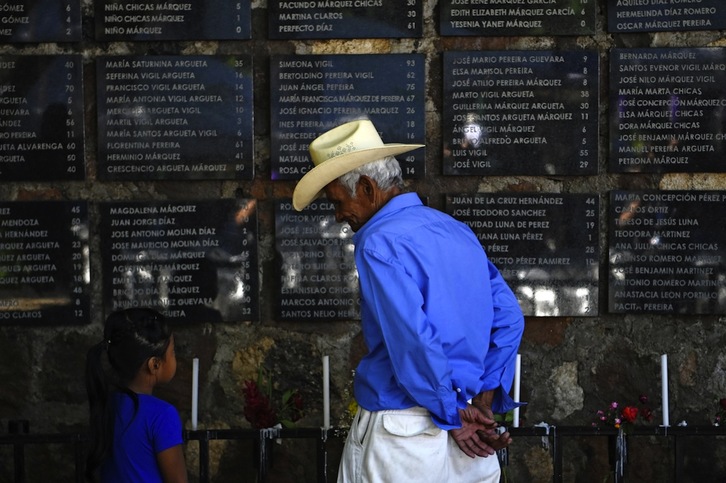 En El Mozote hay un monumento que recuerda los nombres de las mil víctimas masacradas por el Ejército. (Martín RECINOS/AFP)