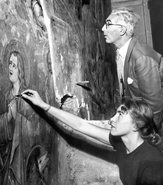 Pinin Brambilla, en labores de restauración en la iglesia de San Marco de Milán, en 1956.