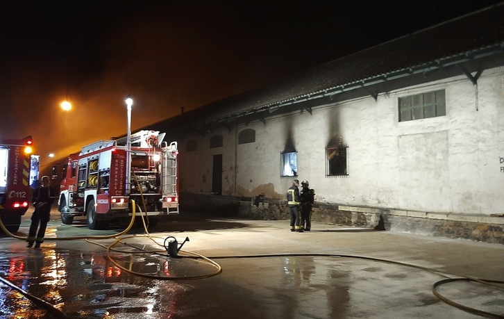 Imagen del incendio registrado en un alamacén de Renfe en la estación de Iruñea. (BOMBEROS DE NAFARROA)