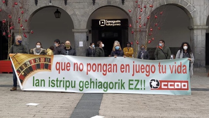 Concentración en Azpeitia para protestar por la muerte de un trabajador en una serrería de la localidad. (CCOO)