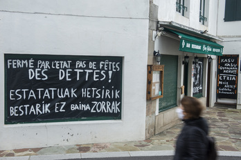 A Bayonne, de nombreux bars ont également condamné leurs entrées avec des affiches noires et des messages revendicatifs.  © Guillaume Fauveau