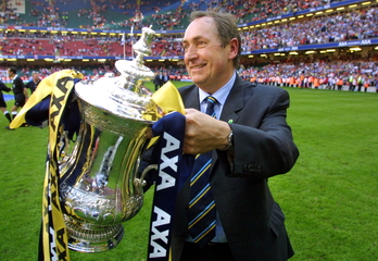 Gerard Houllier levanta el trofeo de la FA Cup después de derrotar al Arsenal en 2001. (Adrian DENNIS / AFP)