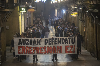 Manifestazioak Alde Zaharreko kaleetatik barrena ibili da. (Juan Carlos RUIZ/FOKU)