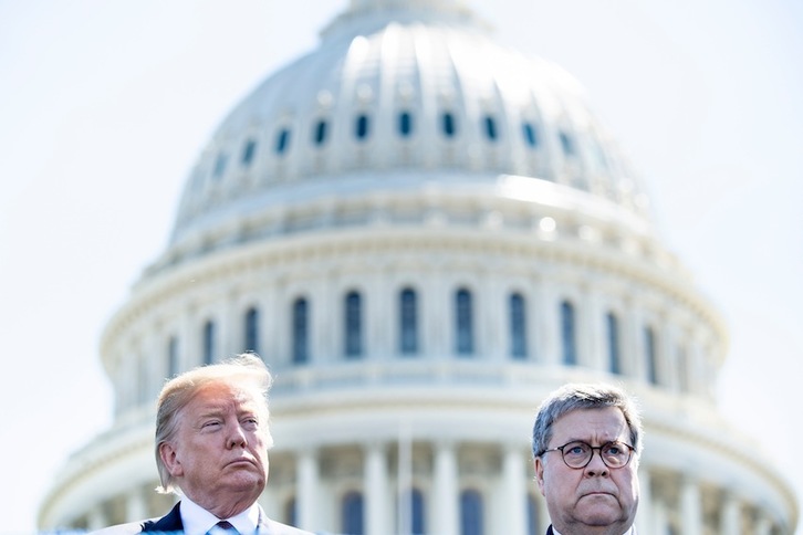 Imagen de archivo de Trump y su hasta ayer fiscal general Barr. (Brendan SMIALOWSKI/AFP)