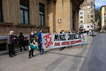 Bus gidariek Mikel Zabalza gogoratzeko antolatu duten elkarretaratzea. (Jon URBE/FOKU)