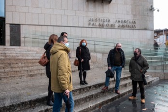 Amigos y allegados de Asier Niebla en la Audiencia de Gipuzkoa. (Jon URBE/FOKU).