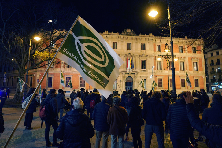 Legebiltzarren aurrean egin du protesta EHEk. (Endika PORTILLO | FOKU)