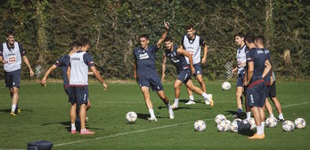 Martínez y Olabe, en el centro de la imagen, pueden disputar sus primeros minutos como azulgranas. (SD Eibar)