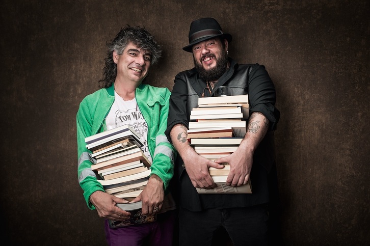 Kutxi Romero y Kike Suárez ‘Babas’, en una imagen promocional del nuevo libro. (Fernando LEZAUN)