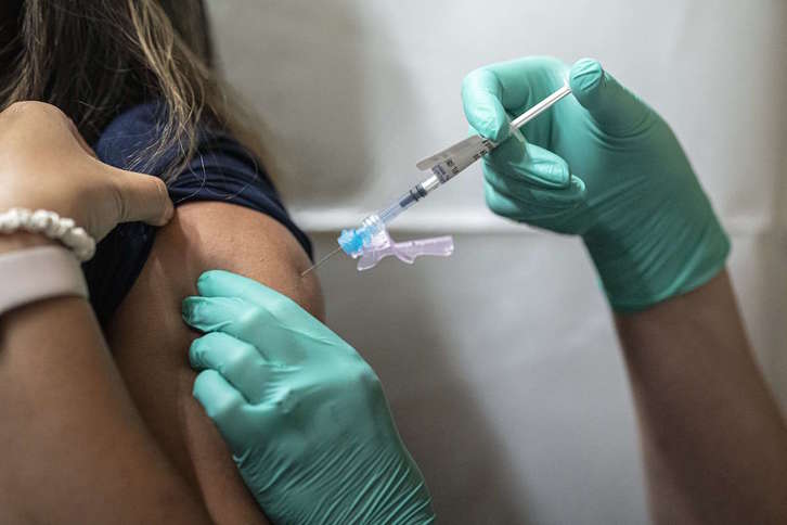 En EEUU la vacunación ya ha comenzado. (Nathan HOWARD/AFP)