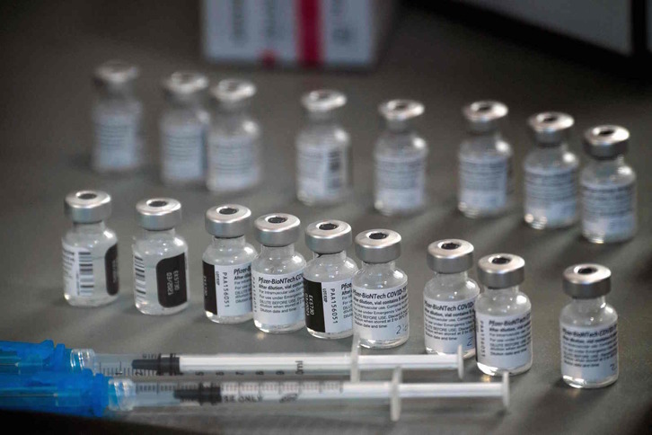 Dosis de la vacuna de Pfizer-Biontech, que comenzarán a inyectarse en Hego Euskal Herria el día 27. (PATRICK T. FALLON / AFP)