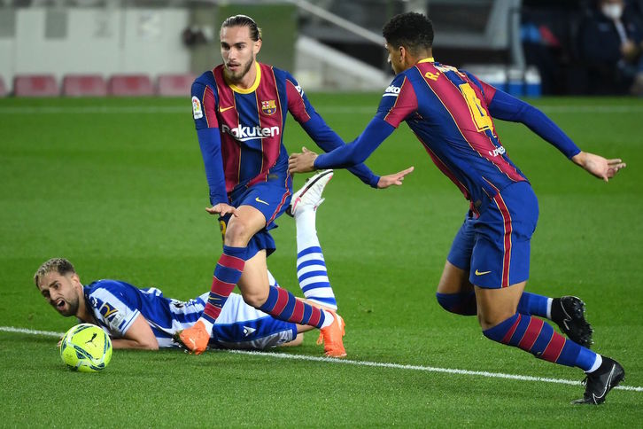 Januzaj, que cae ante Mingueza y Araújo, se unió a la lista de bajas en el Camp Nou. (Lluis GENE/AFP)